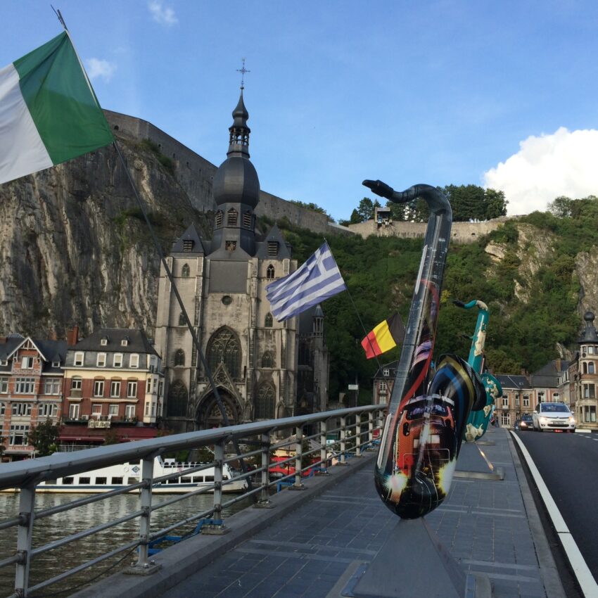 Saxophone statt Kriegerdenkmal: ein guter Zug der Zeit auf der Brücke von Dinant 