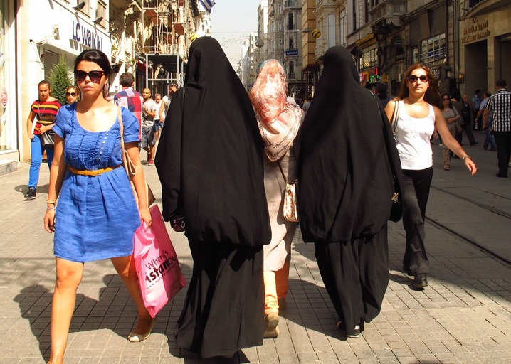 Burka, Niqab und Co. – Keine religiöse Notwendigkeit!