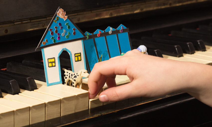 Von der Kinderbraut und dem Klavier auf dem Baumstamm