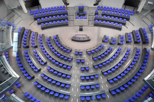 Förmchen werfen im Bundestag