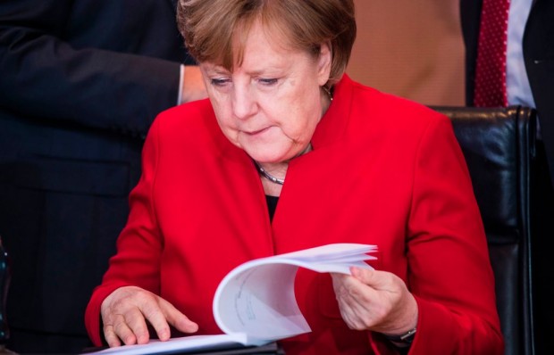 Angela Merkel will mal ins CDU-Programm schauen