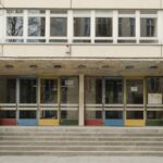 Verrottete Schulgebäude und acht neue „Modulare Unterkünfte für Flüchtlinge“