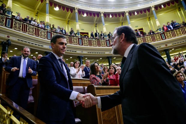 Spanien: Wer zu sehr am Sessel klebt, wird mit ihm weggefegt
