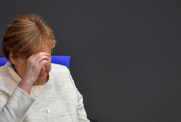 Zittert sie? Warum Merkel sitzt