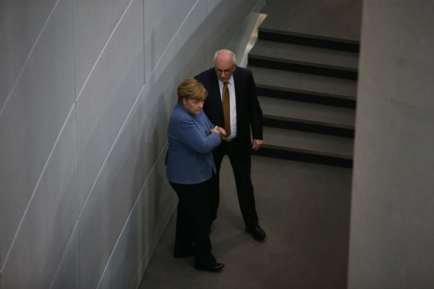 Merkels Knappe Kauder fällt nicht