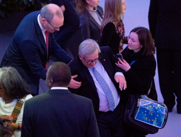 Junckers „Ischias“, und der Zwang zum Küssen