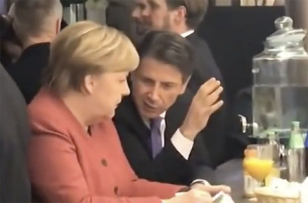 Diplomatie am Tresen: „Mach Dir keine Sorgen, Angela …“