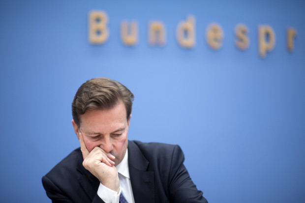 Merkels Sprecher Seibert: Nichts hören, nichts sehen, nichts sagen