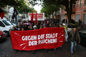 Linke Demo gegen Reiche mit der Guillotine