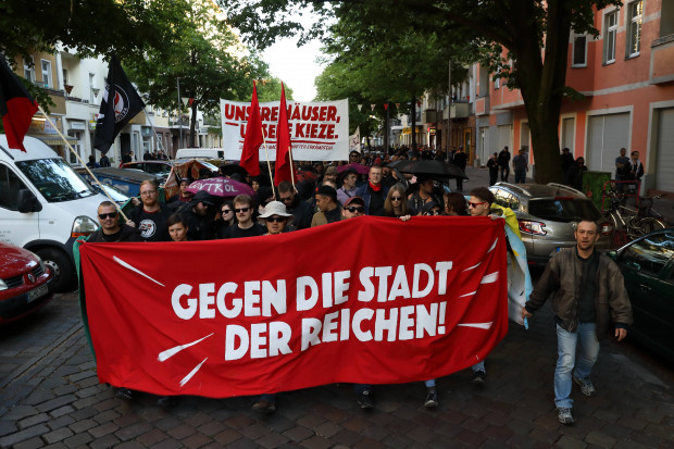 Linke Demo gegen Reiche mit der Guillotine