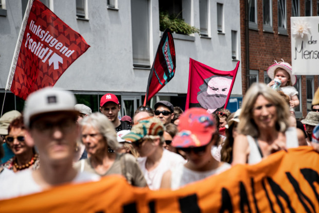 Die Refugees-Welcome-Front strebt aus der Defensive