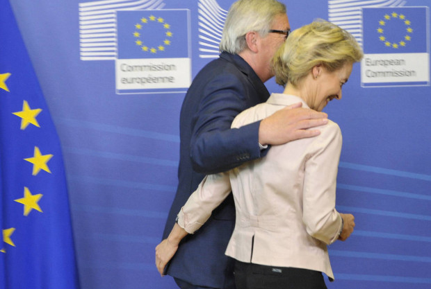 Von der Leyen: Juncker fest im Griff