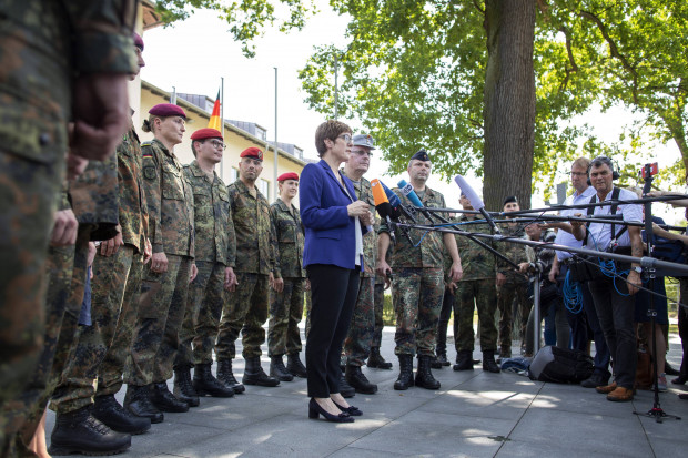 Verteidigungsministerin z. Ü.: Annegret Kramp-Karrenbauer übt noch