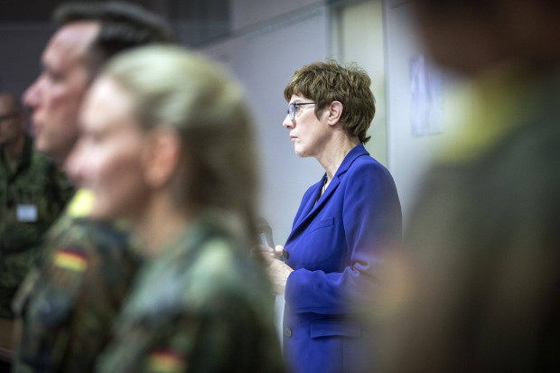 Annegret Kramp-Karrenbauer, Bundeswehr und Fremdenlegion