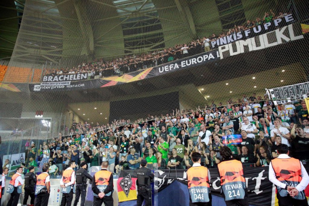 Hatz auf christliche Symbole: Türkische Polizisten schikanieren Borussen-Fans