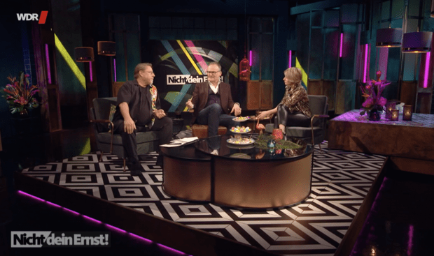 Jürgen von der Lippe und Sabine Heinrich plaudern mit Frank Plasberg über Partys und Einladungen
