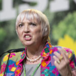 Claudia Roth pöbelt nicht. Sie lässt pöbeln