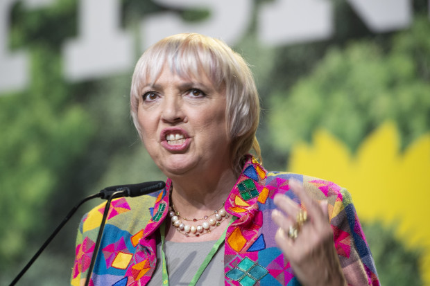 Claudia Roth pöbelt nicht. Sie lässt pöbeln