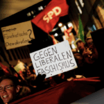 Etablierte Parteien und Medien befördern falsches Faschismus-Narrativ