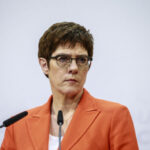 Kramp-Karrenbauer gibt auf und lässt Distanzierung zu Merkel erkennen