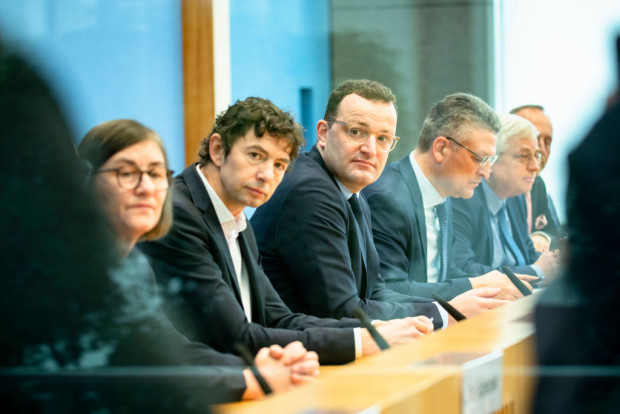 Spitzenpolitiker sind beratungsresistent, aber finden willige Expertologen
