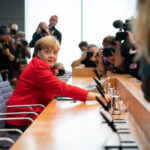 Merkel und die Pfauenfederwedler der Macht
