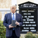 Donald Trump inszeniert sich mit einem heiligen Buch