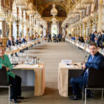 Söder und Merkel im Spiegelsaal von Schloss Herrenchiemsee – Eine Bildbetrachtung