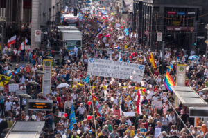 Corona-Demo: Aufgelöst; Volksfeststimmung und am Abend Krawall
