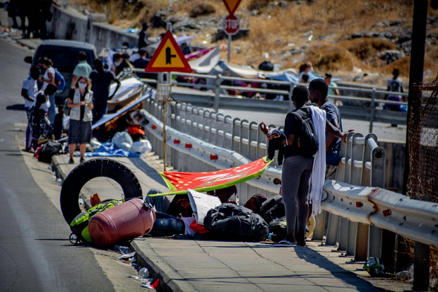 Report aus Moria: Wütende Dorfbewohner vor Inferno-Kulisse