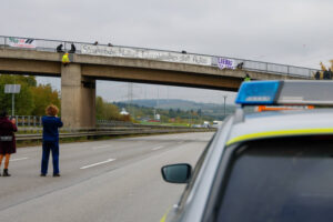 Umweltaktivisten blockieren Autobahn A3 – Unfall mit schwer verletztem Fahrer