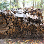 Stuhlkreis für einen Holzstapel