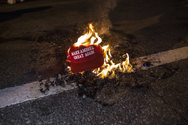 Unfassbare Bilder: BlackLivesMatter attackiert Trump-Demo mit Feuerwerkskörpern