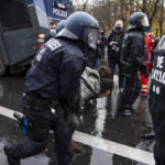 Die Bundesregierung windet sich bei Fragen zur Polizeigewalt bei Corona-Demos