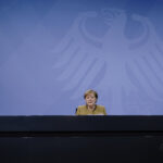 Merkel, Müller, Söder – Monarchin mit Flügeladjutanten