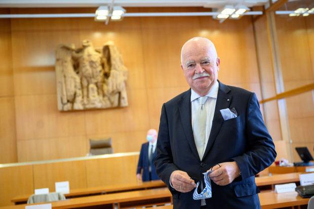 EZB-Anleihekaufprogramm und BVerfG: Gauweilers Befangenheitsantrag gegen Richterin sticht