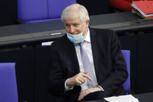 Wie Horst Seehofer die Öffentlichkeit in der Corona-Politik manipuliert