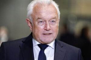Merkel immer stärker unter Druck: Kubicki, Curio und Bartsch fordern Vertrauensfrage