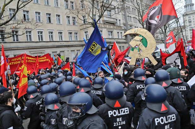 Blaue Fahnen der FDJ über Deutschland