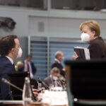 Die Herrschaftsklasse kennt keine Gesunden und Genesenen mehr, nur noch Geimpfte