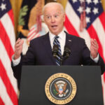 Bidens erste Pressekonferenz: Verhaspler, Spickzettel, Gefälligkeitsjournalisten