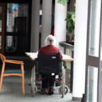 Isolation, Kontrolle, Lähmung: Einschränkungen für viele Pflegeheime gelten weiter