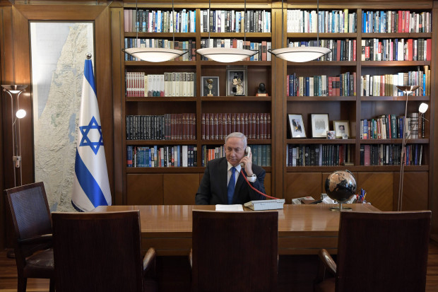 Was Bibi der Angela auf`s Butterbrot schmiert