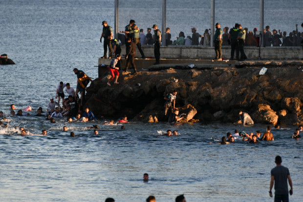 Tausende Migranten aus Marokko erreichen Ceuta