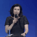 „1942 in den Bundestag“ – Dorothee Bär blamiert sich vor der deutschen Industrie
