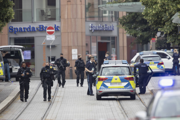 Würzburg: Somalischer Täter barfuß, mit 40 Zentimeter-Messer und FFP2-Maske