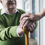 Wenn der Mindestlohn häusliche Pflege unerschwinglich macht