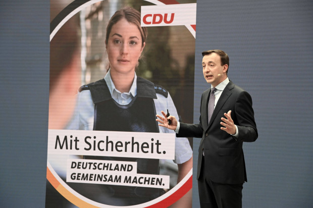 CDU-Wahlplakate: Mit falscher Polizistin und Pflegerin ins Kanzleramt