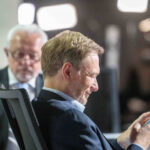 Rechtsverbinder Kubicki und Linksverbinder Lindner spielen für den Verein Adabei, vulgo FDP