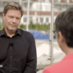 Habeck: „Du kriegst den Impfausweis und eine Spritze im Arm und fertig.“